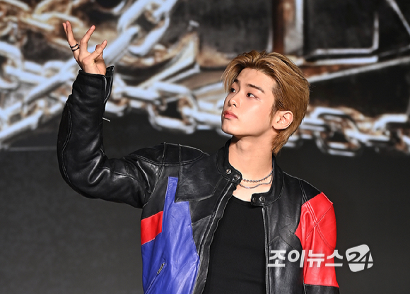 그룹 82메이저(82MAJOR) 김도균이 30일 오후 서울 강남구 일지아트홀에서 열린 미니 4집 '트로피' 컴백 쇼케이스에서 포토타임을 갖고 있다. [사진=곽영래 기자]