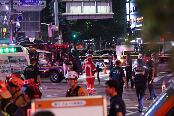 지난 1일 밤 9시 27분께 서울시 중구 시청역 인근 교차로에서 제네시스 차량이 역주행 후 인도로 돌진해 9명이 숨지고 4명이 중경상을 당하는 사고가 발생했다. 사진은 사고현장. [사진=뉴시스]