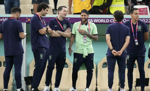 브라질 네이마르(가운데)가 발목 부상으로 결장한 2022 카타르월드컵 G조 조별리그 최종전 카메룬전에 앞서 브라질대표팀 스태프와 이야기를 나누며 웃고 있다. [사진=뉴시스]