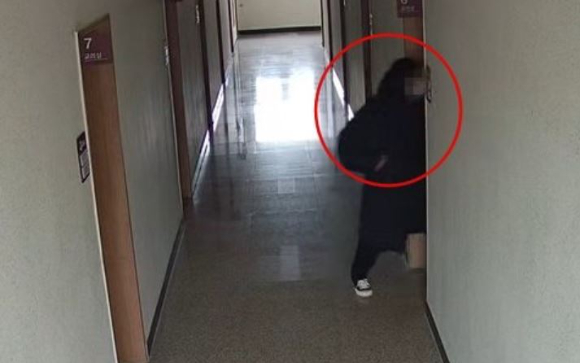 성당에 침입한 뒤 신자들의 가방에서 현금을 훔쳐 달아난 40대 절도범이 검찰에 송치됐다. 사진은 범행을 저지르는 A씨 모습. [사진=대전 서부경찰서]