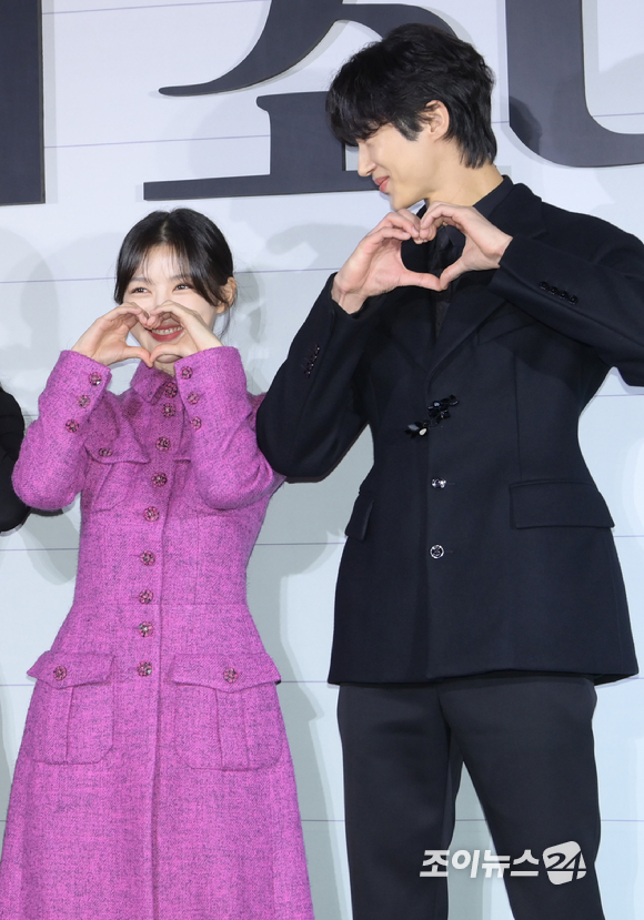 배우 김유정과 변우석이 19일 오전 서울 CGV 용산아이파크몰에서 열린 넷플릭스 영화 '20세기 소녀'(감독 방우리) 제작보고회에 참석해 포토타임을 갖고 있다. [사진=정소희 기자]