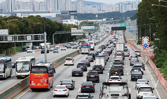 추석 연휴 마지막 날인 9일 경기도 오산시 경부고속도로 오산IC 부근 서울 방향(오른쪽)이 정체되고 있다. 2025.10.9 [사진=연합뉴스]