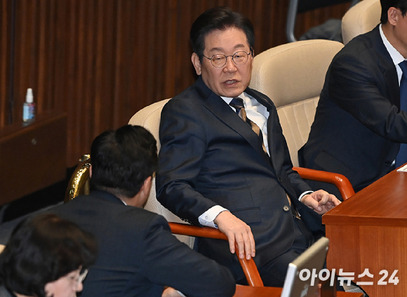 오세훈 서울시장이 14일 서울 용산구 남영동 주민센터에서 모바일주민등록증을 발급받은 뒤 기념 촬영을 하고 있다. [사진=연합뉴스]