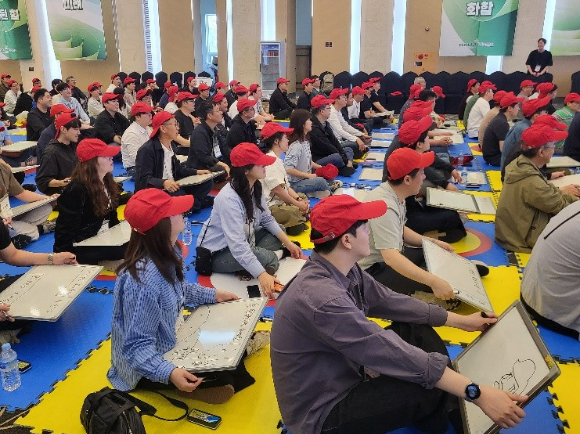 한라시멘트 관리직 임직원들이 지난 15~16일에 걸친 전사팀빌딩 행사에 참여하고 있다. [사진=한라시멘트]