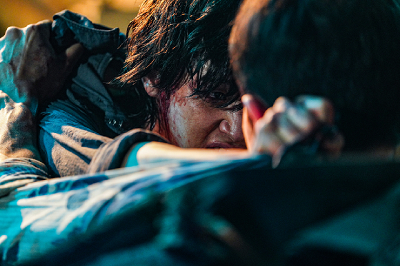 '늑대사냥' 스틸이 첫 공개됐다. [사진=TCO㈜더콘텐츠온]