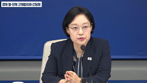 한성숙 국무총리가 28일 대한상공회의소에서 열린 경제 협.단체 규제합리화 간담회에서 인사말을 하고 있다. [사진=KTV 화면 갈무리]