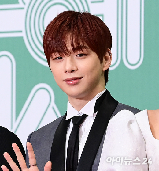 가수 강다니엘이 지난해 서울시 영등포구 여의도 KBS 신관 웨딩홀에서 진행된 '2023 KBS 연예대상' 레드카펫 행사에서 포토타임을 갖고 있다. [사진=정소희 기자]