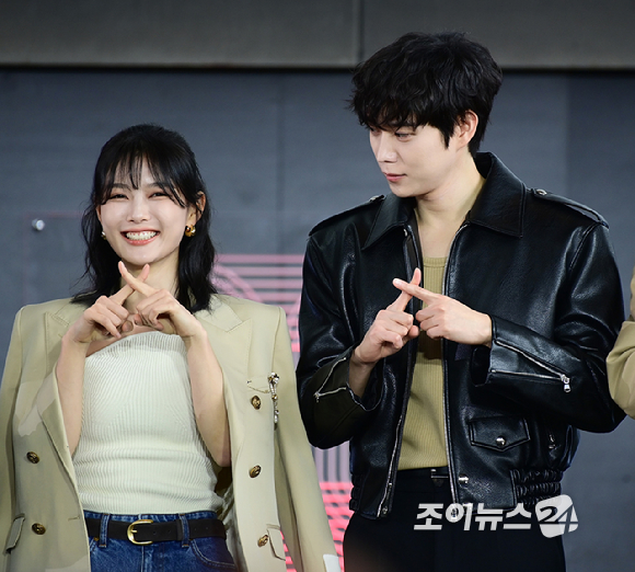 배우 김영대가 19일 오후 부산광역시 해운대구 우동 영화의 전당에서 열린 제30회 부산국제영화제(BIFF) '친애하는 X' 야외무대인사 행사에 참석하고 있다. [사진=정소희 기자]