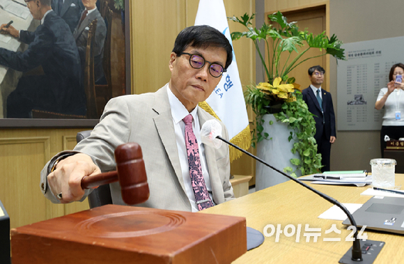 이창용 한국은행 총재가 10일 서울 중구 한국은행에서 열린 금융통화위원회에 참석하고 있다. [사진=사진공동취재단]