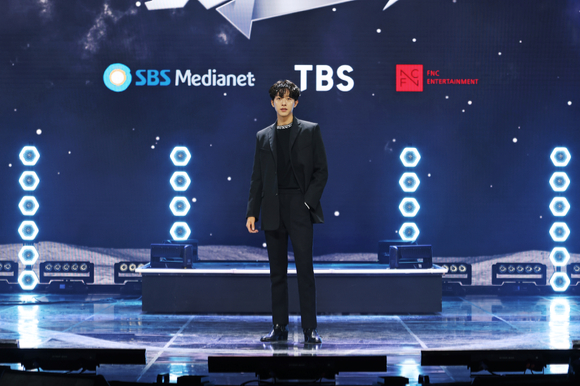 그룹 씨엔블루 이정신이 6일 온라인으로 진행된 SBS M '더 아이돌밴드' 제작발표회에서 포즈를 취하고 있다. [사진=SBS M, FNC엔터테인먼트, TBS]