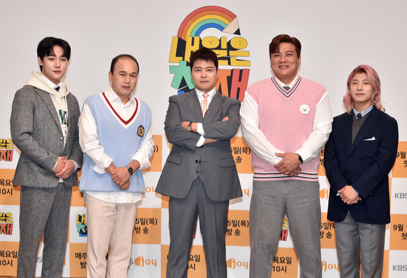 전현무 김광규 김태균 곽윤기 이장준이 15일 KBS Joy 새 예능 '내일은 천재' 제작발표회에서 포즈를 취하고 있다. [사진=KBS Joy]