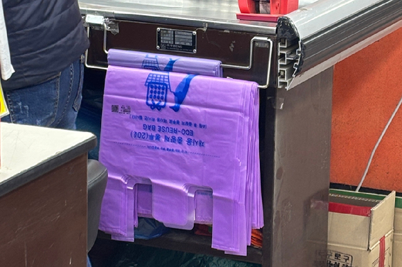 27일 서울의 한 편의점에서 종량제 봉투 재고가 없다는 안내문이 붙어 있다. [사진=진광찬 기자]