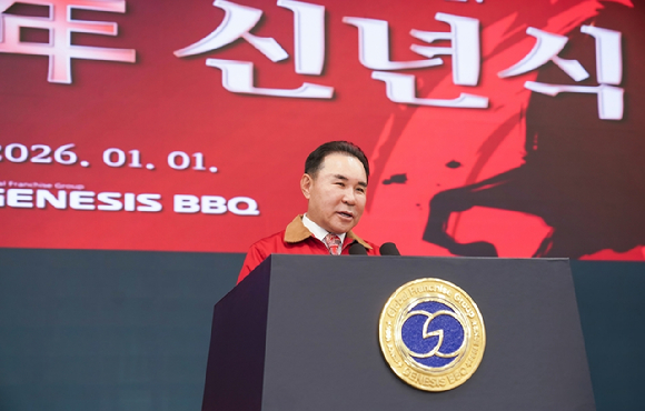 윤홍근 제너시스BBQ 그룹 회장이 지난 1일 창사 31주년 신년사를 통해 'BBQ 경영'을 공식 선언하고 있다. [사진=BBQ]