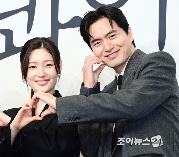 배우 정채연과 이진욱이 31일 오후 서울 구로구 더링크서울 트리뷰트 포트폴리오 호텔에서 열린 JTBC 새 토일드라마 '에스콰이어: 변호사를 꿈꾸는 변호사들' 제작발표회에 참석하고 있다. [사진=정소희 기자]
