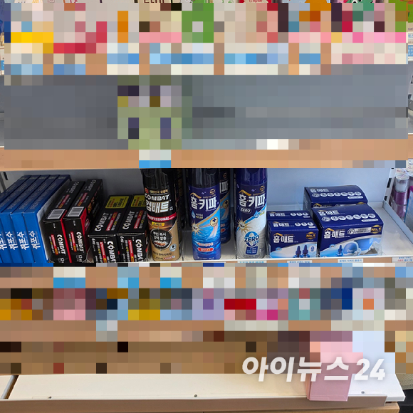 서울 강남구의 한 약국에 모기 살충제가 진열돼 있다. 이달부터 미승인 제품의 유통 판매가 어려워지자 약국들이 허가 받은 제품으로 재배치하고 있다. [사진=이효정 기자 ]