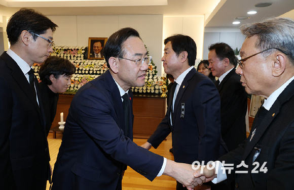 주호영 국회 부의장이 27일 서울 종로구 서울대병원 장례식장에 마련된 고 이해찬 전 국무총리 빈소에서 조문을 하고 있다. [사진=사진공동취재단]