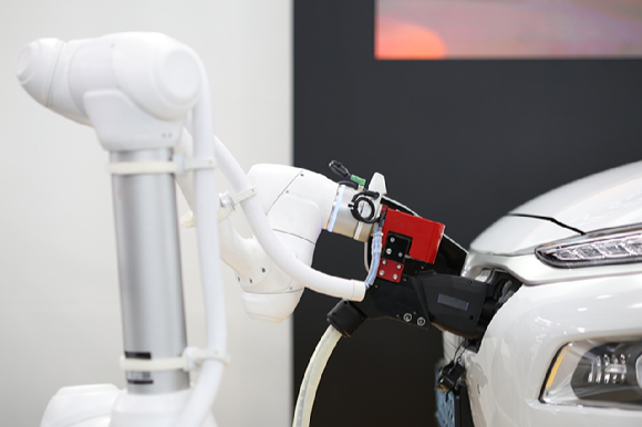 로봇팔로 전기차를 자동 충전하는 시스템이 서울시에 설치된다. [사진=서울시]