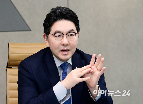 강경훈 법무법인 와이케이 대표변호사가 25일 서울 강남구 역삼동 법무법인 YK 강남 주사무소에서 아이뉴스24와 인터뷰를 갖고 있다. [사진=정소희 기자]