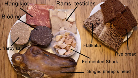 사진은 홍어 회 한점. [사진=초록마을]