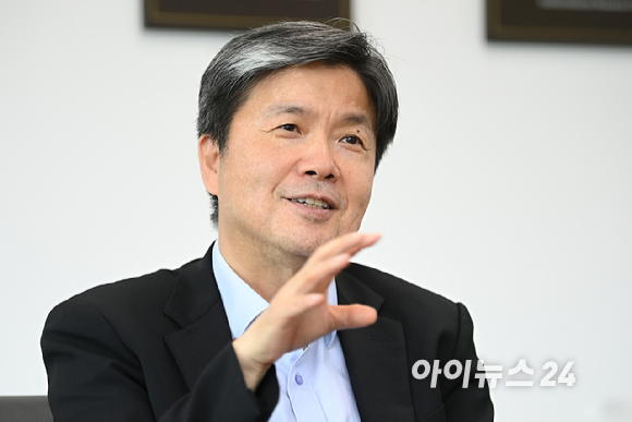 이혁재 서울대&nbsp;반도체공동연구소장이 14일 서울대학교 관악캠퍼스 반도체공동연구소에서 아이뉴스24와 인터뷰를 하고 있다. [사진=곽영래 기자]