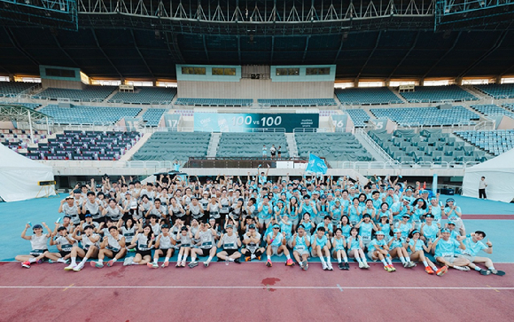 카스 라이트와 &lsquo;무신사 스탠다드 스포츠&rsquo;가 지난 30일 부천종합운동장에서 러너 200명이 참여하는 대규모 러닝 이벤트를 운영했다. [사진=카스]