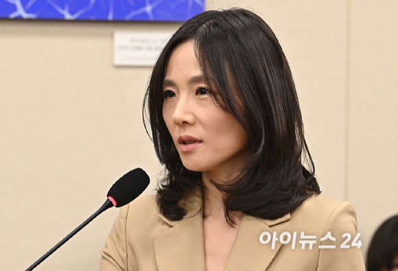 김진아 외교부 2차관이 30일 서울 여의도 국회에서 열린 쿠팡 침해사고 및 개인정보 유출, 불공정 거래, 노동환경 실태 파악과 재발방지 대책 마련을 위한 청문회에서 질의에 답변하고 있다. [사진=곽영래 기자]