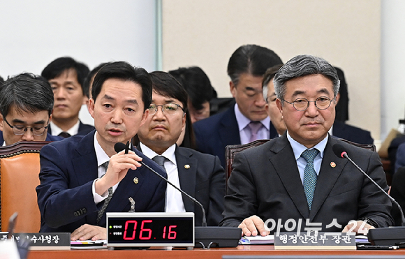 김지용 중대범죄수사청장이 26일 국회 행정안전위원회에서 열린 행정안전부, 중앙선거관리위원회 등에 대한 국정감사에서 질의에 답변하고 있다. [사진=곽영래 기자]