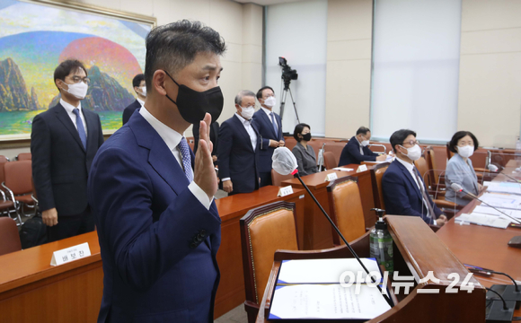 김범수 카카오 의장이 5일 서울 여의도 국회에서 열린 국회 정무위원회 2021년도 공정거래위원회·한국소비자원·한국공정거래조정원 등에 대한 국정감사에 출석해 증인 선서하고 있다.