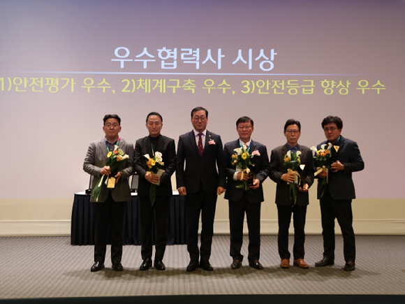 '안전일터 조성 협력사 공동선언식'에서 안전 우수 협력사로 수상한 업체 대표와 CJ대한통운 건설부문 민영학 대표이사가 기념 촬영을 하고 있다. [사진=CJ대한통운]