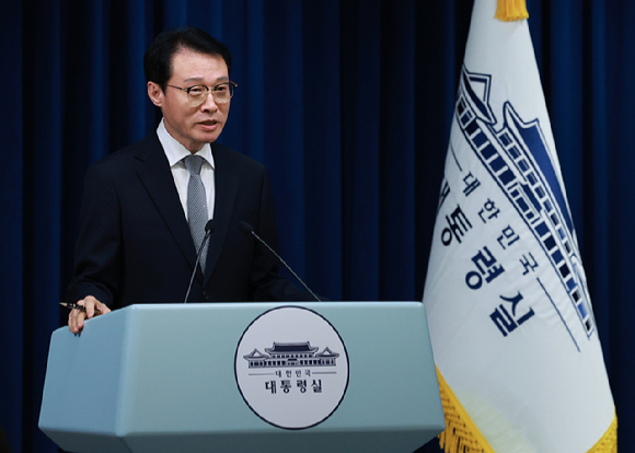 이규연 대통령실 홍보소통수석이 6일 서울 용산 대통령실 청사에서 방송법 관련 논평을 하고 있다. 2025.8.6 [사진=연합뉴스]