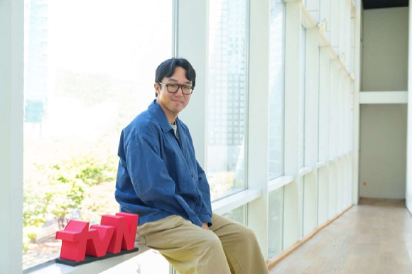 16일 서울 상암동 CJ ENM에서 열린 tvN '크리에이터 톡 2026'에서 함승훈 감독이 포토타임을 갖고 있다. [사진=tvN]