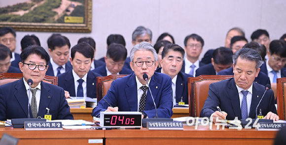 강호동 농협중앙회장이 16일 서울 여의도 국회 농림축산식품해양수산위원회 국정감사에서 질의에 답변하고 있다. [사진=곽영래 기자]