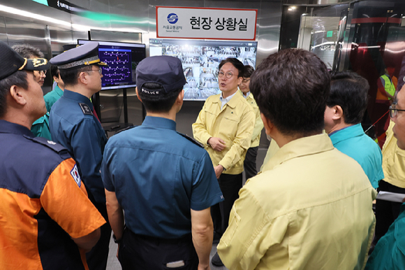 김민석 국무총리가 27일 서울세계불꽃축제 안전관리 점검차 서울 영등포구 여의나루역을 방문해 지하철 안전대책에 대해 보고받고 있다. 2025.9.27 [사진=연합뉴스]