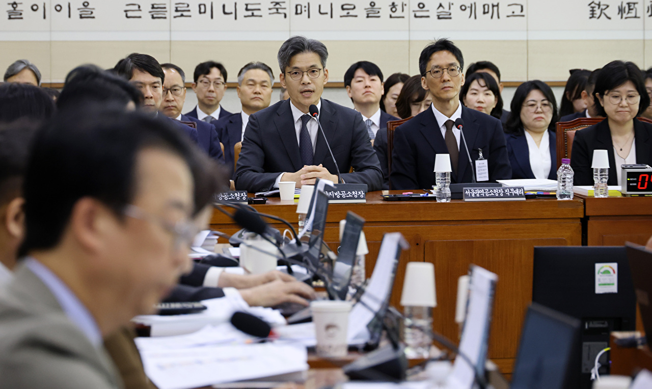 정용환 서울광역공소청장 직무대리가 19일 국회 법제사법위원회에서 열린 서울고검 등에 대한 국정감사에 출석해 증인 선서를 하고 있다. 2026.10.19 [사진=연합뉴스]