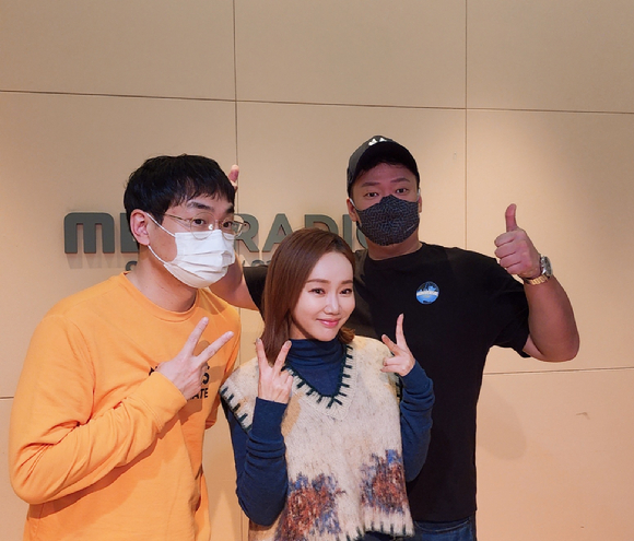 강소리가 '두시만세' DJ 박준영, 박영진과 사진 촬영을 하고 있다. [사진=윈원엔터테인먼트]