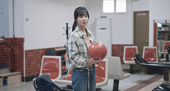 소녀시대 멤버이자 배우 권유리가 영화 '돌핀' 인터뷰에 앞서 포즈를 취하고 있다. [사진=SM엔터테인먼트]