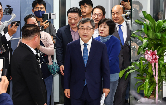 정근식 서울시교육감 보궐선거 후보가 16일 오후 서울 마포구 후보자 사무실에서 당선이 확실시되자 사무실로 이동하고 있다. [사진=뉴시스]