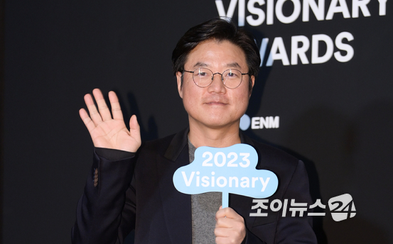 나영석 PD가 8일 오후 서울 마포구 상암동 CJ E&M 센터에서 열린 '2023 비저너리 어워즈'(Visionary Awards)에 참석해 포즈를 취하고 있다. [사진=정소희 기자]