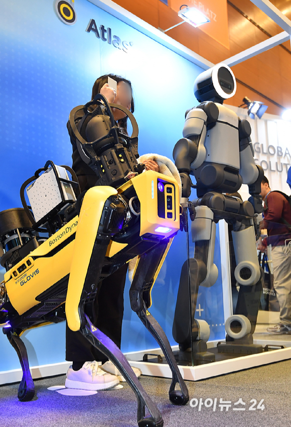 4일 오전 서울 강남구 코엑스에서 열린 2026 스마트공장&middot;자동화산업전(AW2026)에서 현대자동차그룹 계열사 보스턴다이내믹스의 휴머노이드 로봇 '아틀라스'의 양산형 모델이 일반을 대상으로 공개되고 있다. [사진=곽영래 기자]
