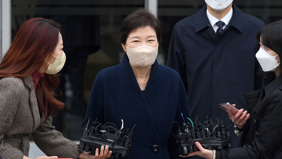 박근혜 전 대통령이 24일 오전 서울 일원동 삼성서울병원에서 퇴원 수속을 마치고 병원을 나서며 취재진의 질문에 답하고 있다. [사진=정소희 기자]