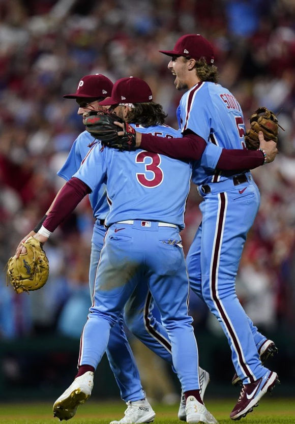 MLB 필라델피아 선수들이 13일(한국시간) 열린 애틀랜타와 NLDS 4차전 홈 경기에서 승리를 거둔 뒤 NLCS행을 확정하자 기뻐하고 있다. [사진=뉴시스]