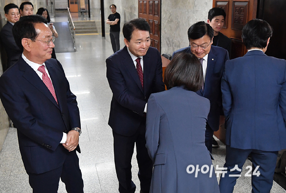 국민의힘 차기 원내대표 선거에 출마한 김도읍&middot;정점식&middot;성일종(기호순) 의원이 9일 서울 여의도 국회에서 열린 초&middot;재선 의원 공동 주최 원내대표 후보자 초청 간담회에 앞서 참석하는 초&middot;재선 의원들과 인사를 하고 있다. [사진=곽영래 기자]