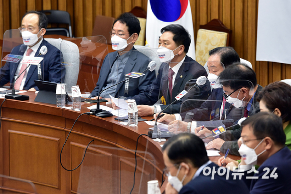 김기현 국민의힘 원내대표가 5일 국회에서 열린 원내대책회의에서 모두발언을 하고 있다.