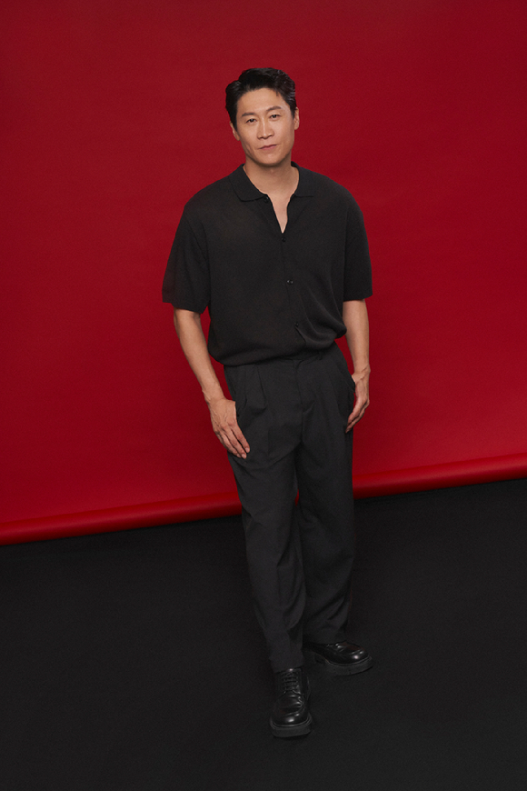 배우 진선규가 넷플릭스 시리즈 '애마' 인터뷰에 앞서 포즈를 취하고 있다. [사진=넷플릭스]