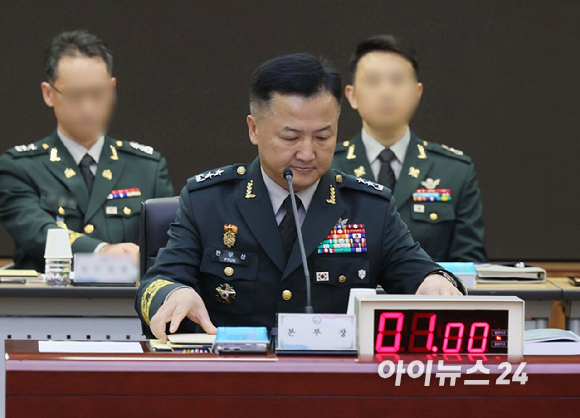 국방방첩본부장인 편무삼 소장이 30일 경기 과천시 국방방첩본부에서 열린 국회 정보위원회의 국방방첩본부에 대한 국정감사에 출석하고 있다. [사진=국회사진기자단]