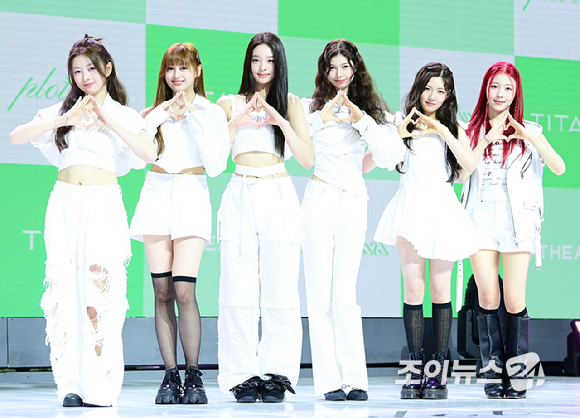 그룹 앳하트가 13일 오후 서울 한남동 블루스퀘어에서 열린 앳하트(AtHeart) 첫 번째 EP '플롯 트위스트'(Plot Twist) 미디어 쇼케이스에 참석하고 있다. [사진=정소희 기자]