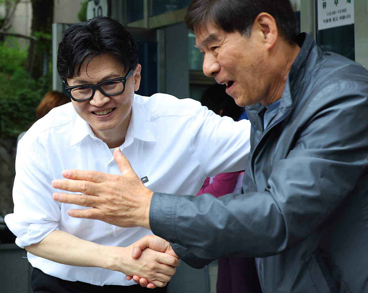 한동훈 전 국민의힘 대표가 지난 14일 오후 부산 북구 만덕2동 행정복지센터를 찾아 전입신고를 마친 뒤 주민들과 사진을 찍고 있다. 한 전 대표는 이곳으로 전입신고를 하며 전재수 의원의 부산시장 출마로 보궐선거 진행될 예정인 부산 북구갑 출마를 공식화했다. 2026.4.14 [사진=연합뉴스]