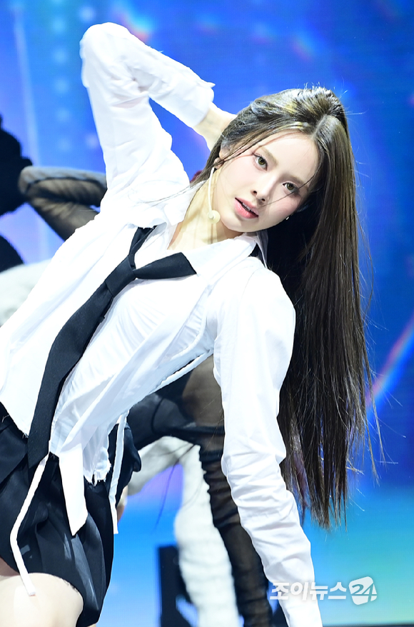 그룹 이즈나 방지민이 25일 오후 서울 광진구 광장동 예스24라이브홀에서 열린 izna(이즈나) 미니 1집 'N/a' 발매 기념 데뷔 쇼케이스에 참석해 멋진 무대를 선보이고 있다. [사진=정소희 기자]
