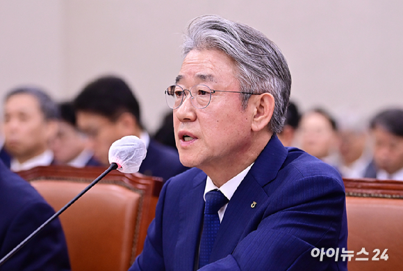 강호동 농협중앙회장이 18일 오전 서울 여의도 국회 농림축산식품해양수산위원회에서 열린 농업협동조합중앙회·농협경제지주·농협금융지주 국정감사에서 의원 질의에 답하고 있다. [사진=곽영래 기자]