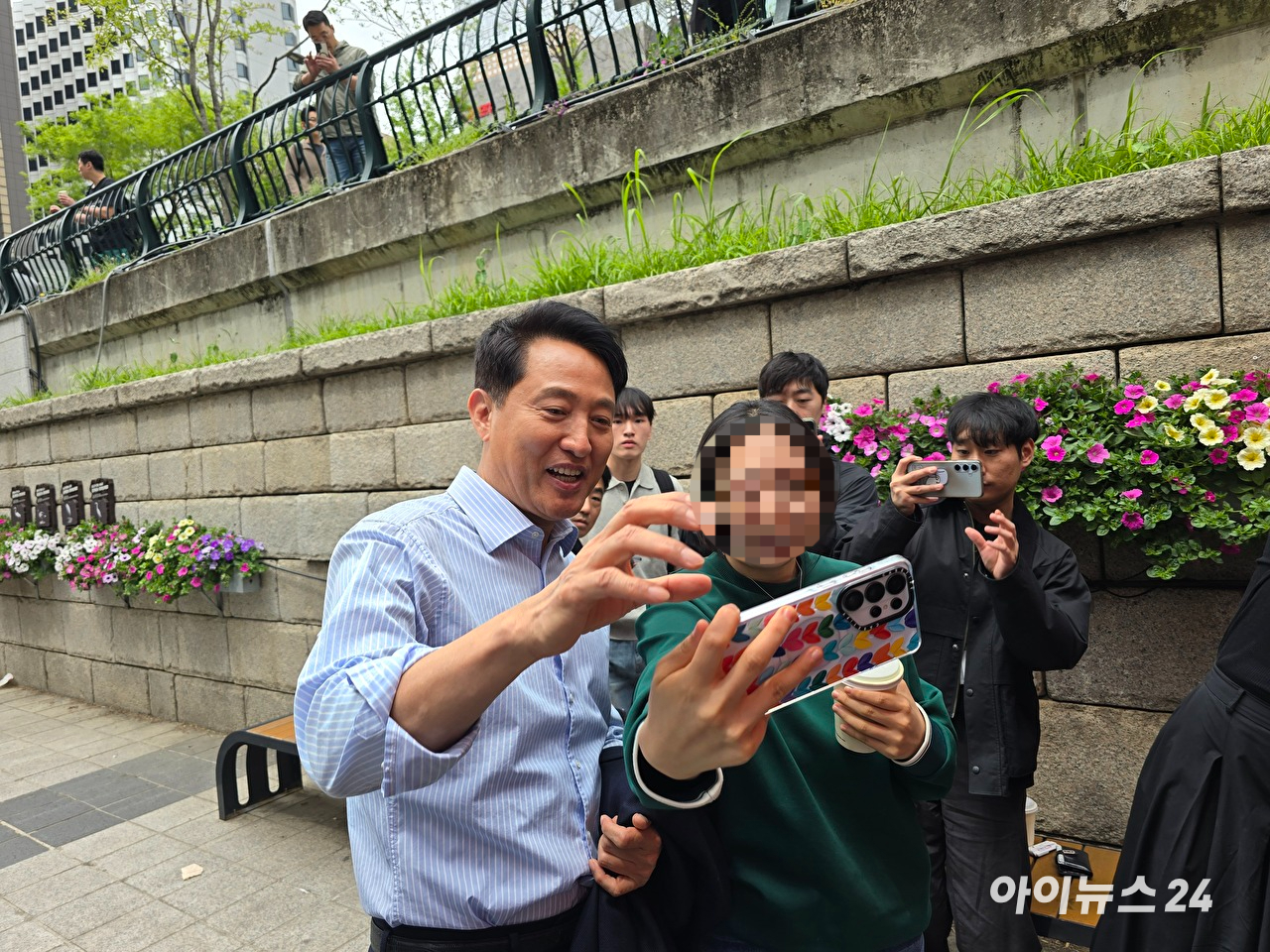 오세훈 국민의힘 서울시장 후보가 27일 서울 종로구 보신각 앞에서 출마 기자회견을 하고 있다. [사진=김한빈 기자]